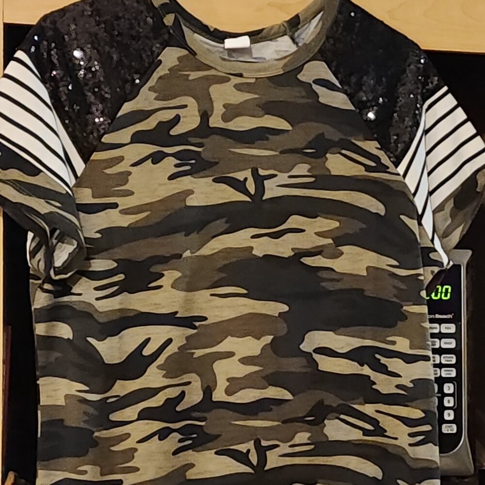 Camo sequin tee